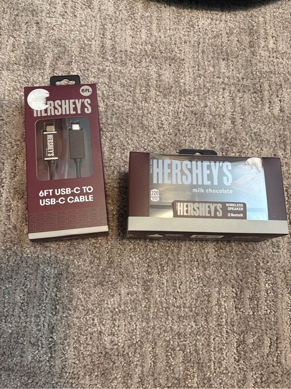 HERSHEY'S Milk Chocolate Wireless Speaker + 6 ft usb-c to usb-c cable
